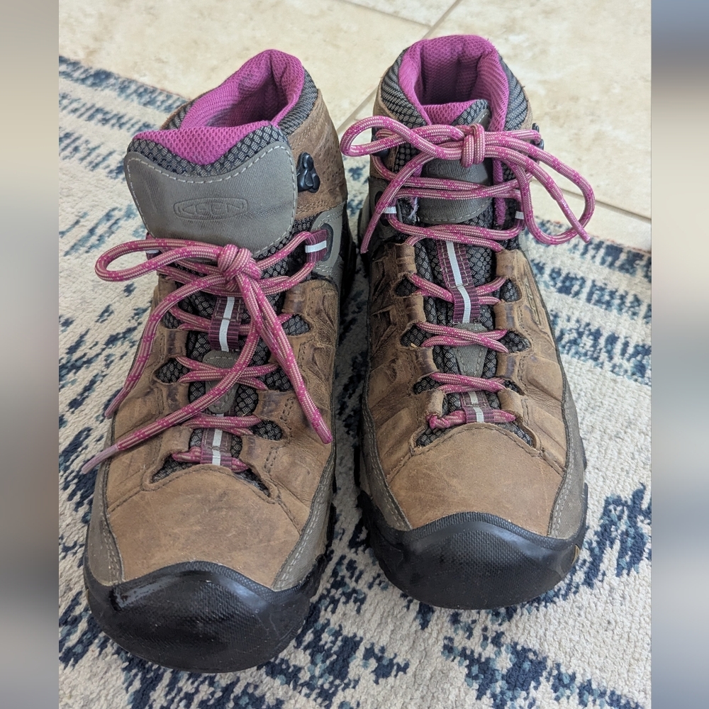 Keen Targhee III Mid height Hiking Boot Great Condition Size 9 Boysenberry